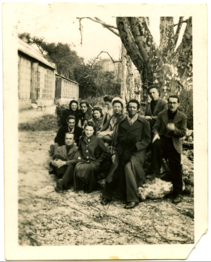Marseille, first raw from left to right : J. Hérold, H. Lam, W. Lam, A. Gómez. Second raw : Pino, H. Gómez, friend of Pino, J. Breton, A. Breton. Third raw : O. Domínguez and his friend
